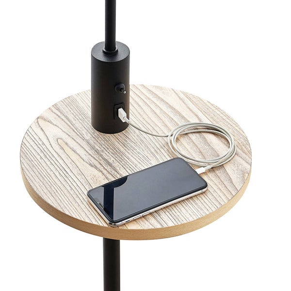 Detailansicht eines Beistelltisches mit USB-Anschluss, Ablagefläche und Smartphone zum Aufladen.