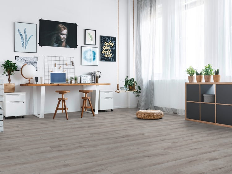 Modernes Arbeitszimmer mit hellem Laminatboden in Holzoptik, kombiniert mit einem hölzernen Schreibtisch, zwei Barhockern und einem Regal.