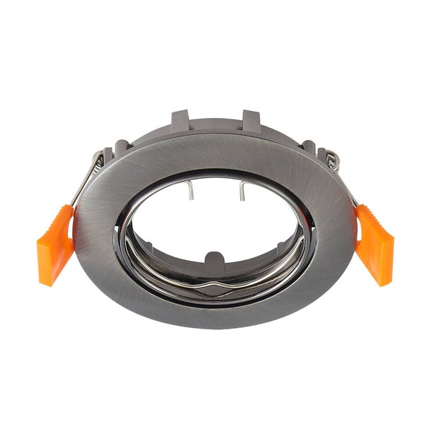 Rundes Einbaustrahler-Gehäuse aus gebürstetem Metall mit Schwenkmechanismus und orangefarbenen Montageklammern.