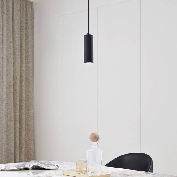 Zylindrische Hängeleuchte über einem Tisch