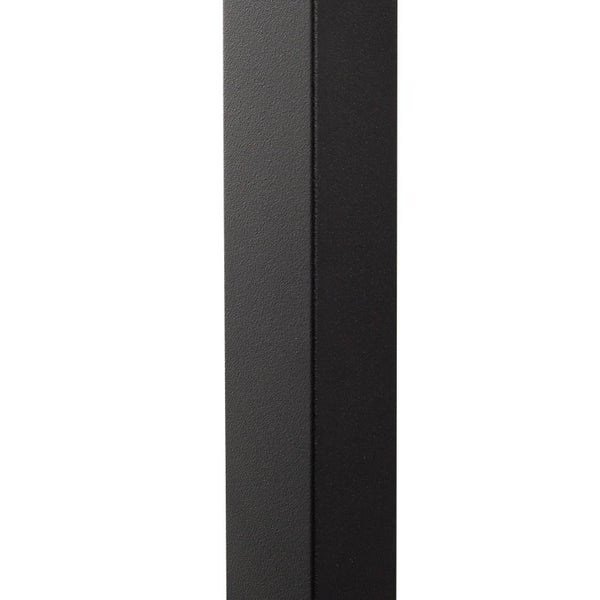 Nahaufnahme eines quadratischen Metallpfostens mit schwarzer Pulverbeschichtung.