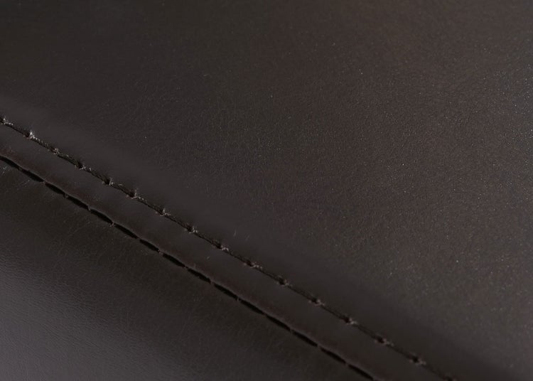 Detailaufnahme von braunem Kunstleder mit Naht