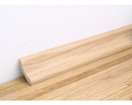 Sockelleiste aus Holz an einer Wand montiert