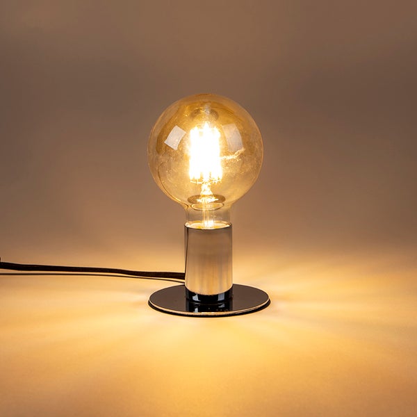 Moderne Tischleuchte mit verchromtem Standfuß und leuchtender LED-Filament-Glühlampe in Kugelform.