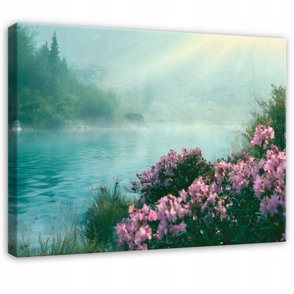 Leinwandbild mit einem nebligen Bergsee, umgeben von rosa Blumen und bewaldeten Hängen bei Sonnenlicht.