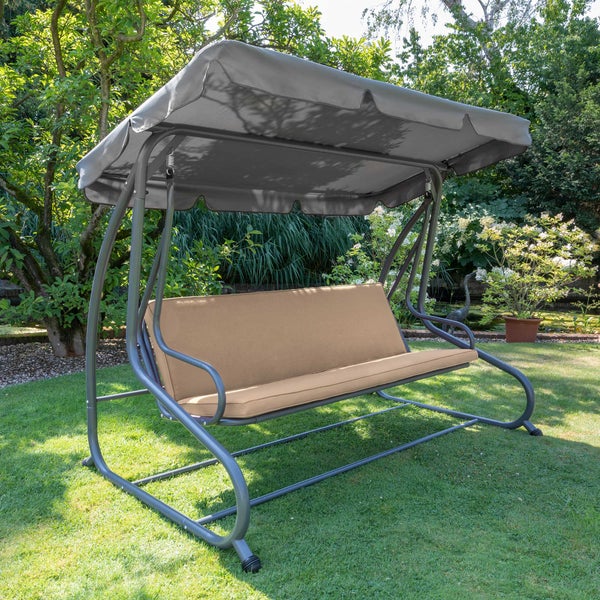 Gartenschaukel mit Dach und braunen Auflagen im Garten
