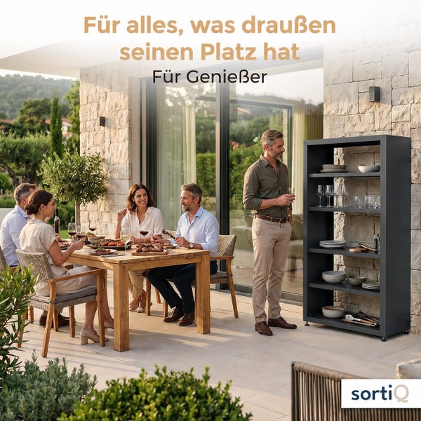 Eine Gruppe genießt ein Essen auf einer Terrasse neben einem modernen Metallregal mit Geschirr, SortiQ Logo.