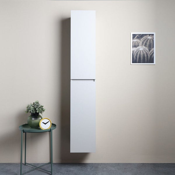 Hohes Badezimmer Möbelstück an der Wand mit Tisch und Dekoration
