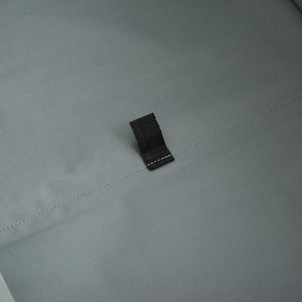 Grauer Stoff mit schwarzer Schlaufe