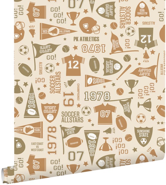 Tapete mit Sportmotiven wie Fußbälle, Trikots und Flaggen