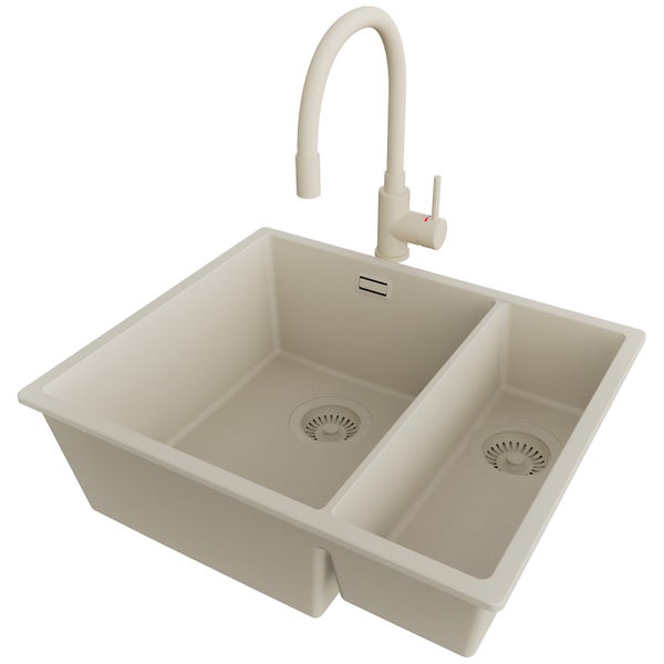 Spüle mit zwei Becken und Armatur