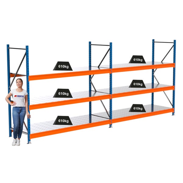 Lagerregal mit drei Ebenen und einer Traglast von 610 Kilogramm pro Ebene.