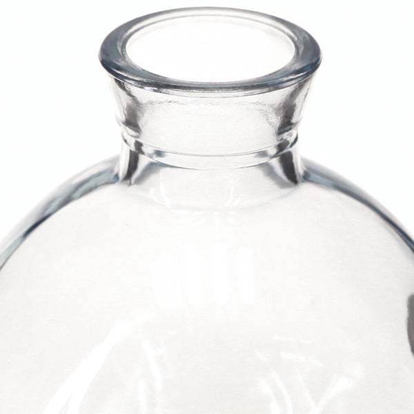 Detailansicht einer runden Glasvase aus klarem Glas mit schmalem Hals.