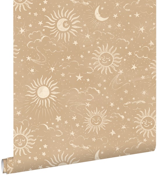 Vliestapete mit Himmelsmotiv, Sonnen mit Gesichtern, Monden, Sternen und Wolken in Beige.