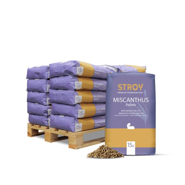 Stroy Miscanthus Pellets Pferdeeinstreu als Palettenware, 15 Kilogramm Säcke auf Holzpalette gestapelt mit einem einzelnen Sack im Vordergrund.