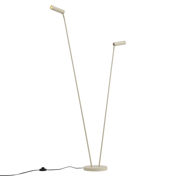Moderne Stehleuchte in Beige aus Metall mit zwei verstellbaren Spotlights auf schlanken Stäben und einem runden Sockel.