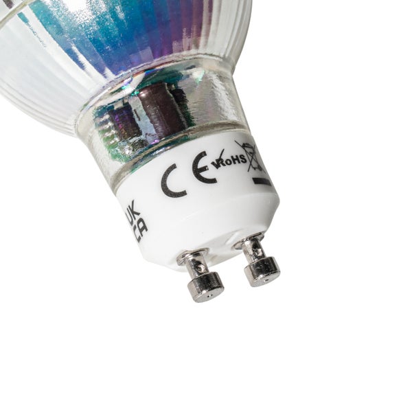 Nahaufnahme eines GU10-LED-Lampensockels mit zwei Metallstiften sowie CE-Zeichen, UKCA-Kennzeichnung, RoHS-Symbol und Entsorgungssymbol.