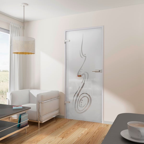 Moderne Glastür aus Mattglas mit geschwungenem Dekormuster in einem hellen Wohnzimmer mit Parkettboden und weißem Sessel.