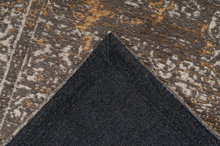 Rechteckiger Teppich mit orientalischem Vintage-Muster in einem hellen Wohnzimmer mit Holzboden und Möbeln.