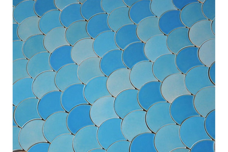 Wandfliesen in Fischschuppenoptik