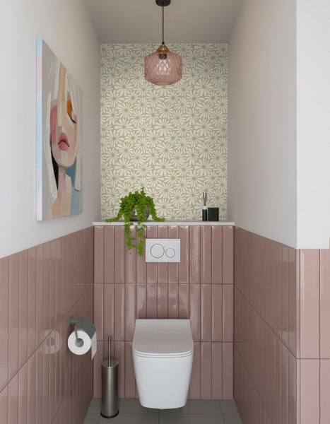 Modernes Gäste-WC mit rosa Fliesen in vertikaler Verlegung, weißem Wand-WC, Blumentapete, abstrakter Wandkunst und einer rosa Glaspendelleuchte.