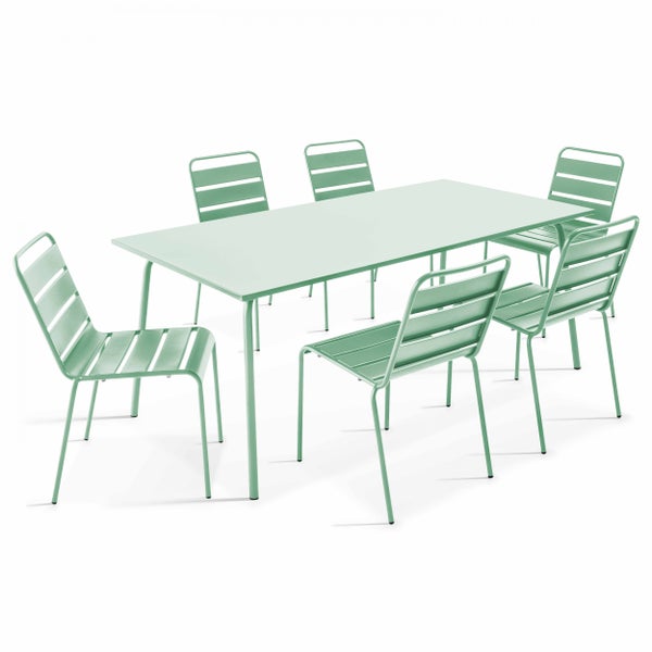 Gartenmöbel-Set bestehend aus einem rechteckigen Tisch und sechs Stühlen aus Metall mit modernem Latten-Design.