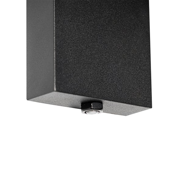 Detailaufnahme eines schwarzen Metallgehäuses einer Leuchte mit integriertem Sensor an der Unterseite.