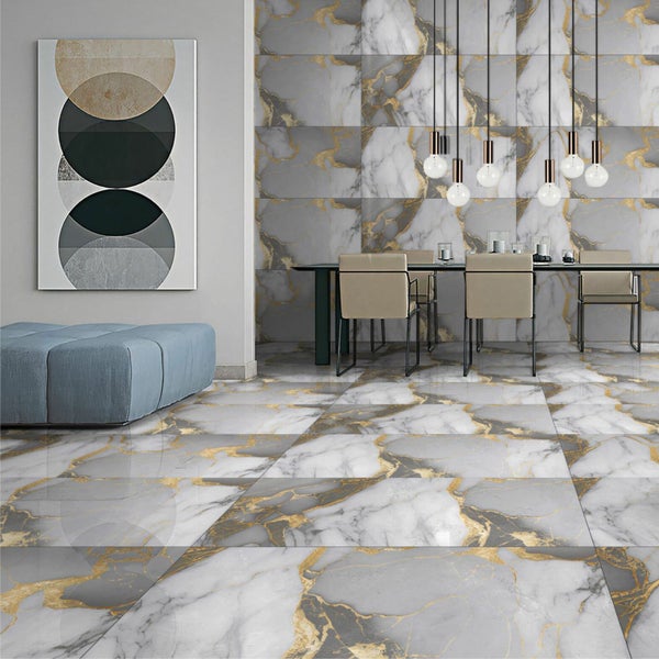 Esszimmer mit Marmorfliesen in Grau und Gold, Esstisch und Stühlen
