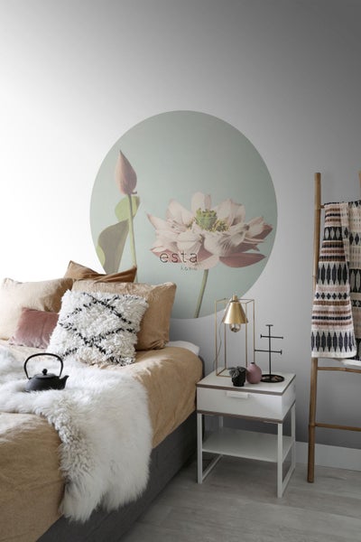 Dekoratives Schlafzimmer mit Wandbild mit Blumenmuster, Bett, Nachttisch und Leiter mit Textilien