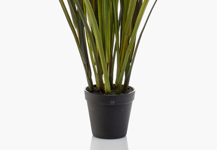 Künstlicher Dekozweig mit dichten grünen Blättern in ovaler Form.