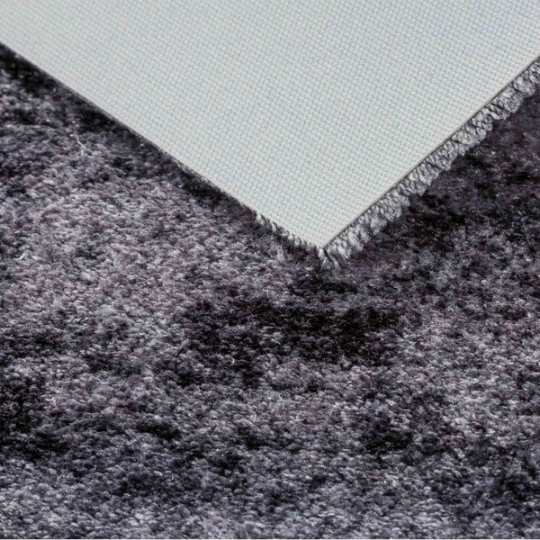 Strukturansicht eines Hochflor Teppichs mit Blick auf die Rückseite des Teppichrückens.