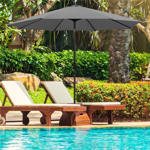 Szene am Pool mit Sonnenschirm und Liegestühlen