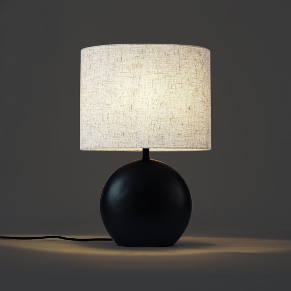 Tischleuchte mit rundem schwarzem Fuß und hellem Stoffschirm