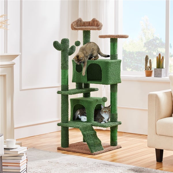 Mehrstöckiger, grüner Kratzbaum mit Liegeflächen und Katzenhäusern im Wohnzimmer, mit mehreren Katzen
