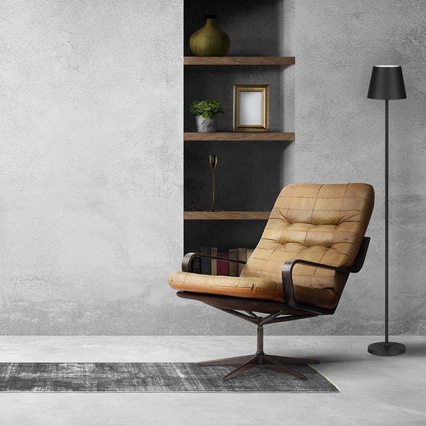 Leseecke mit Sessel, Stehlampe und Bücherregal