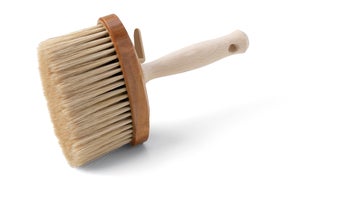 Flächenstreicher mit Holzgriff und hellen Borsten für Malerarbeiten