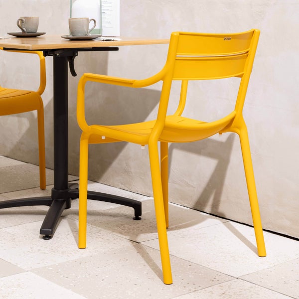 Moderner gelber Kunststoff-Gartenstuhl mit Armlehnen und Oviala Logo an einem Holz-Bistrotisch auf einer hellen, organisierten Terrasse.