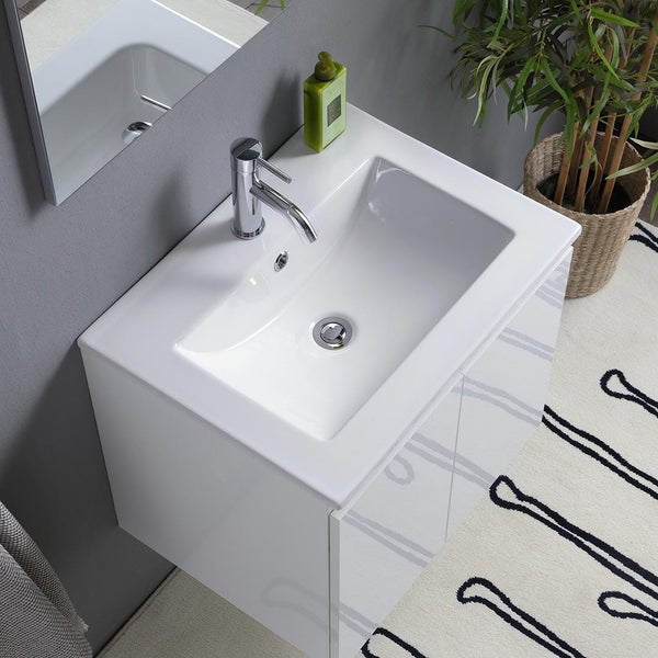 Waschtisch mit Unterschrank, Armatur und Spiegel in Badezimmerumgebung