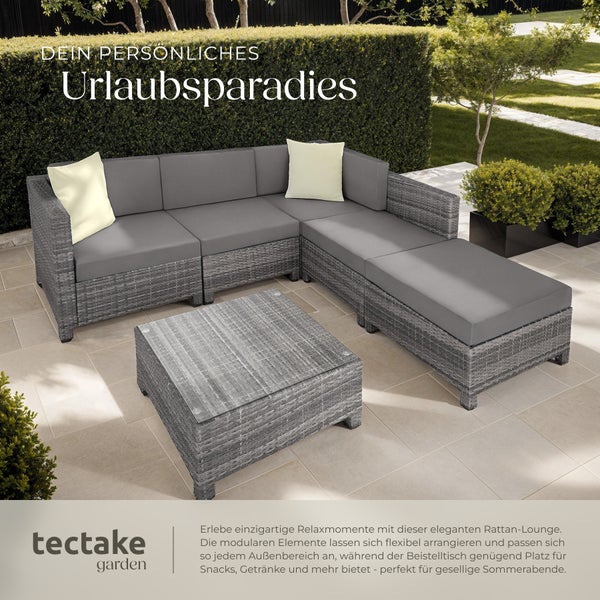 Rattan Loungegruppe mit Tisch und Kissen im Garten