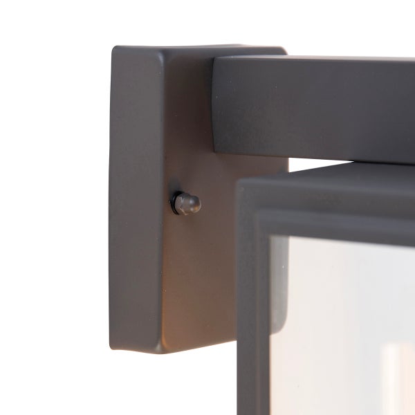 Detailaufnahme der Wandhalterung und des Anschlusses einer modernen Außenwandleuchte.