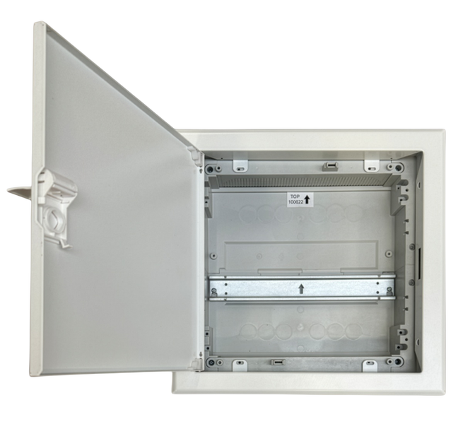 Unterputz-Kleinverteiler mit offener Metalltür und Hutschiene für die Elektroinstallation.
