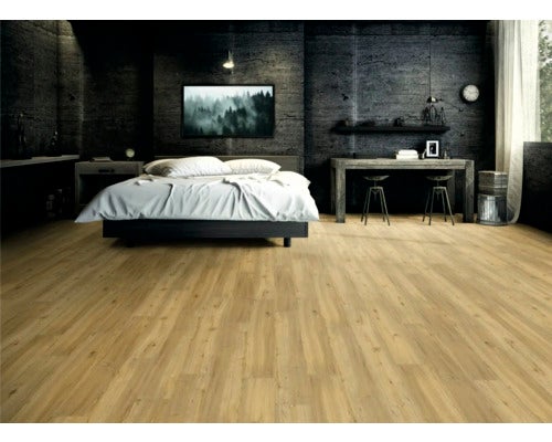 Schlafzimmer mit hellem Holzboden, Bett und Schreibtisch