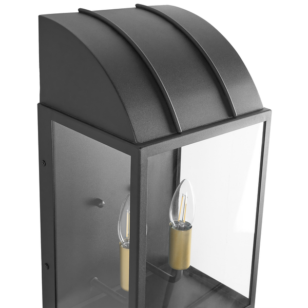 Moderne schwarze Außenwandleuchte in Laternenform mit gewölbtem Dach, Klarglas und zwei LED-Kerzenlampen.
