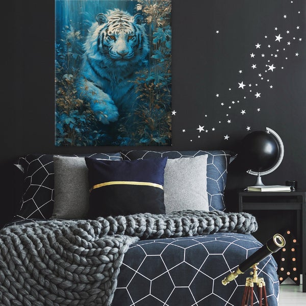 Schlafzimmer mit Bett, Nachttisch und Wanddekoration mit Tigermotiv