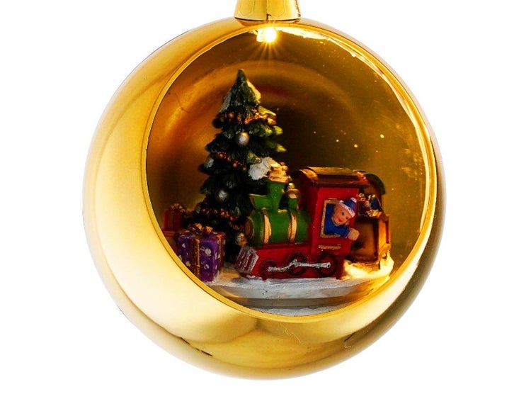 Beleuchtete Weihnachtskugel mit integrierter Szene aus Eisenbahn Tannenbaum und Geschenken als Baumschmuck