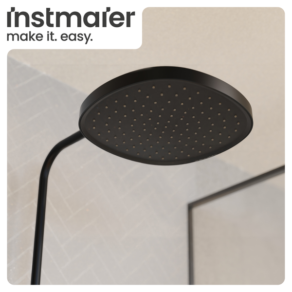 Instmaier Logo. Schwarzer runder Duschkopf mit vielen Düsen an einem Brausearm in einem Badezimmer.