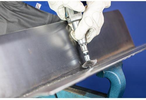 Drahtbürstenaufsatz im Einsatz an Werkstück