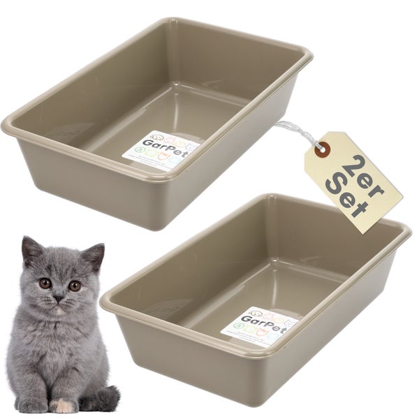 Zwei Katzentoiletten im Set mit einer Katze