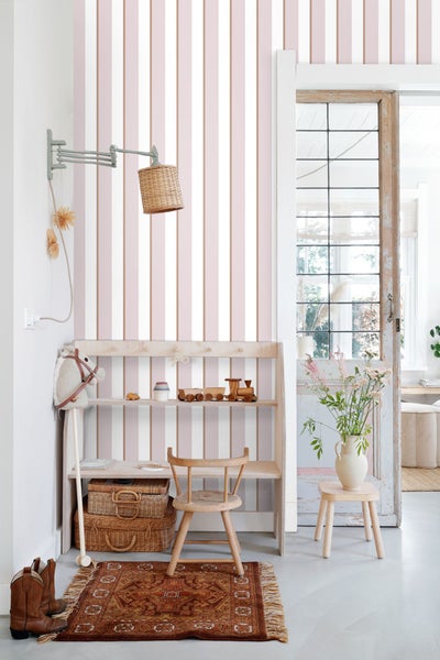 Flur mit gestreifter Tapete, Regal, Dekorationen und Teppich
