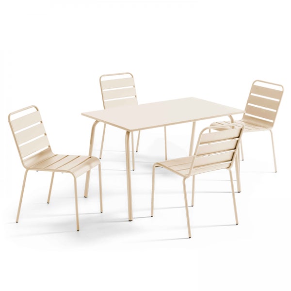 Beigefarbenes Gartenmöbel-Set aus Metall mit einem rechteckigen Tisch und vier Stühlen in Lattenoptik.